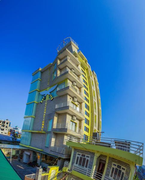 照片显示了位于Rānīpauwa市的Hotel Task International物件。