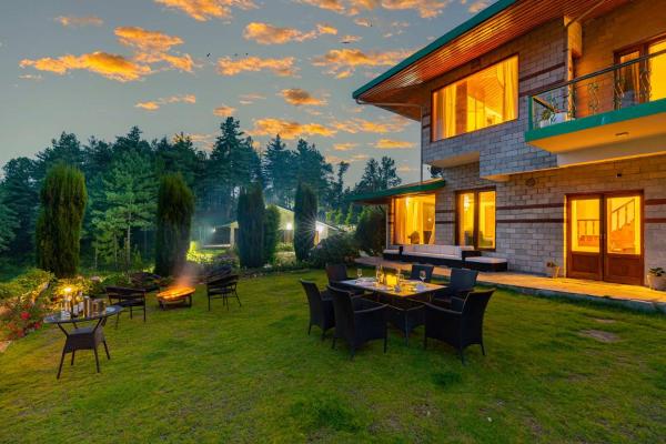 На фото показан объект StayVista at The Woods with Indoor Fireplace & BBQ, расположенный в городе Чейл.
