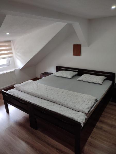 Na fotografii je vidět objekt Apartman Emela nacházející se ve městě Jajce.