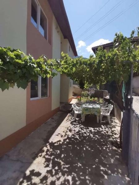 På billedet ses objektet Studia Daniel Pestani beliggende i byen Oteševo.