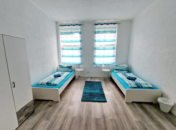 Nella foto è visibile l'oggetto Ferienwohnung Monteurwohnung - 4 Zimmer, 2 Bäder bis zu 8 Personen situato nella città di Niederzissen.