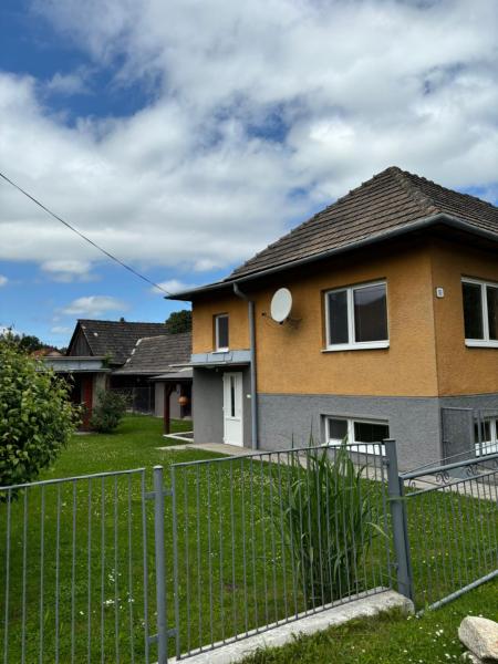 På bilden syns objektet Apartmány u strýka som ligger i staden Lazisko.