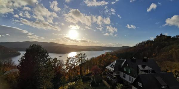 På billedet ses objektet Ferienwohnungen Schloß-See-Bergblick beliggende i byen Waldeck.
