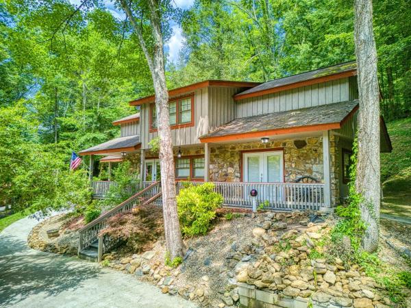 A la foto es mostra l'objecte Rambling Bear on Cove Creek, Hot Tub, WIFI, 560 FREE tickets each paid day!!! situat a la ciutat de Sevierville.