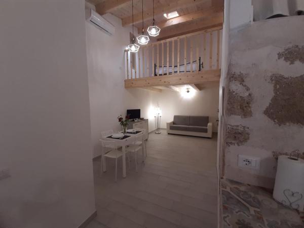 På billedet ses objektet Nice apt in a street in old town beliggende i byen Alghero.