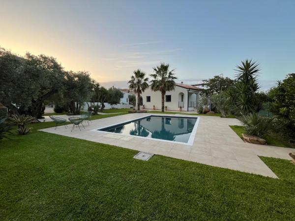 The photo shows the Villa Carla located in the city of Cefalù.
