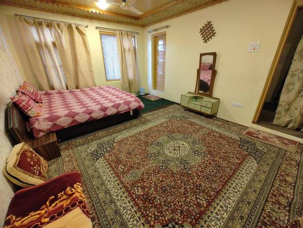 A la foto es mostra l'objecte 2 BHK Apartment in Srinagar situat a la ciutat de Srinagar.
