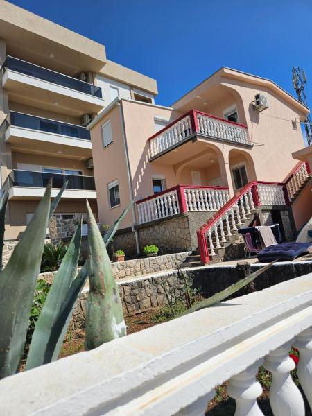 Auf dem Foto ist das Objekt Villa mit wunderschönem Meerblick in der Stadt Dobra Voda zu sehen.