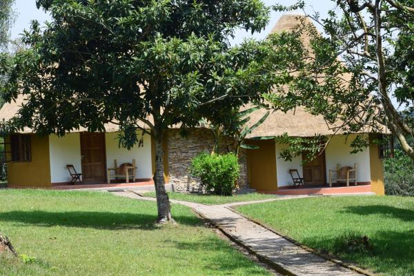 Na foto é possível ver o objeto Kibale Guest Cottages localizado na cidade de Busimba.