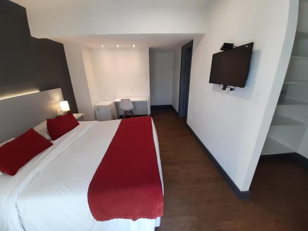 A la foto es mostra l'objecte Oxford Hotel situat a la ciutat de Montevideo.
