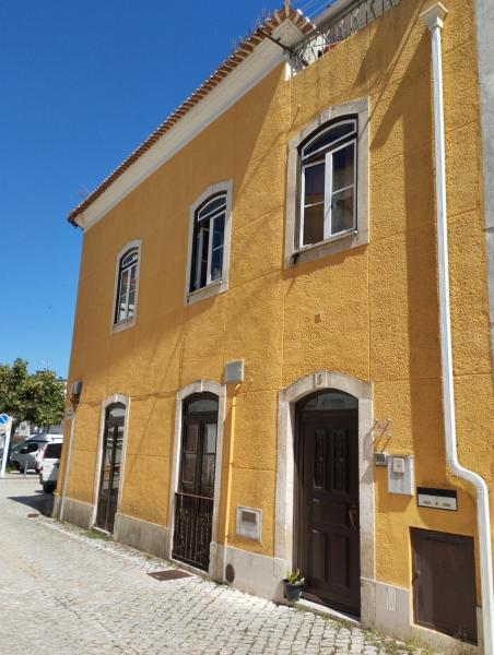 A la foto es mostra l'objecte Dom Camilo Alojamento local situat a la ciutat de Minde.