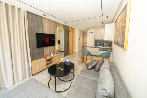 Twenty Four Inn 306, Casablanca