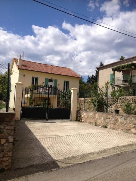 A la foto es mostra l'objecte Maison de la cigale enchantée situat a la ciutat de Laval-Pradel.