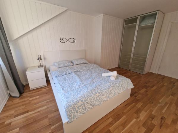 A la foto es mostra l'objecte Aadarsh Villa rom3, 10 min fra Oslo airport situat a la ciutat de Gjerdrum.