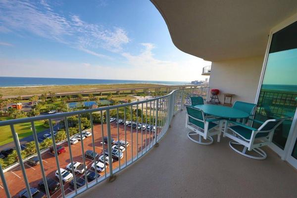 På billedet ses objektet 3 Bedroom Luxury Condo at Caribe, 6 Outdoor Pools with Slides, Lazy River, 3 Indoor Pools beliggende i byen Orange Beach.
