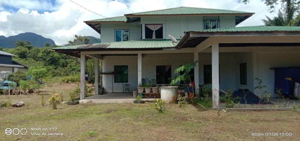 På bildet vises objektet Helena Homestay som ligger i byen Mulu.