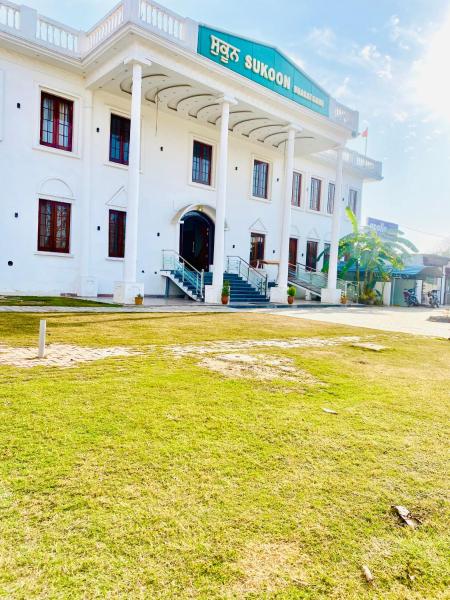 写真にはNohan市にあるHotel Sukoon Bharatgarhが写っています。