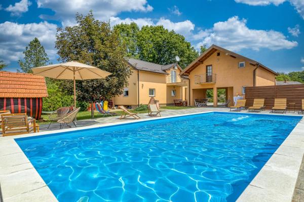 照片显示了位于Novo Brdo市的Pool House Klara With Sauna - Happy Rentals物件。