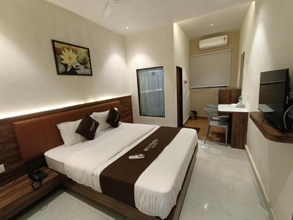 A la foto es mostra l'objecte HOTEL MOON LITE RESIDENCY - Marve Road Malad West situat a la ciutat de Manori.