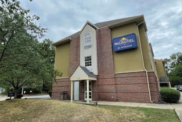A la foto es mostra l'objecte Microtel Inn & Suites Newport News situat a la ciutat de Stoney Brook Estates.