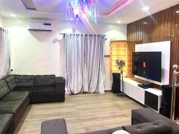 A la foto es mostra l'objecte Supreme 3-BED-Duplex With 24HRS PWR & FREE Wi-Fi situat a la ciutat de Lagos.