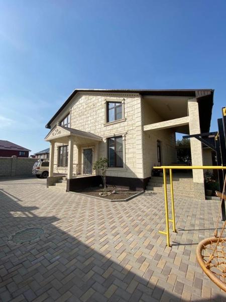 På billedet ses objektet 2- этажный коттедж с баней beliggende i byen Pryamoy Put'.