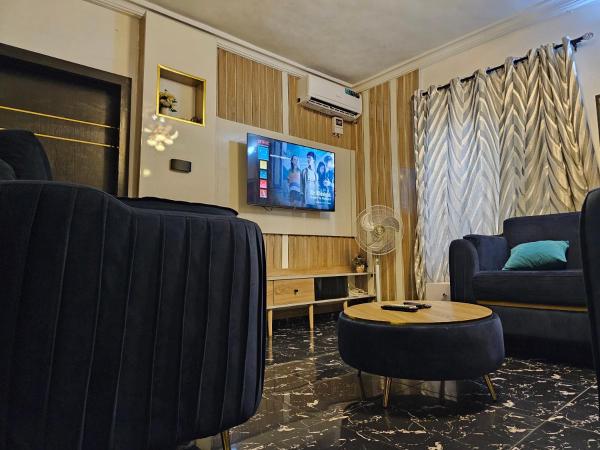 На фото показан объект Homey 2-Bed-Apt 24HRS POWER & Unlimited Internet Access, расположенный в городе Cardoso.