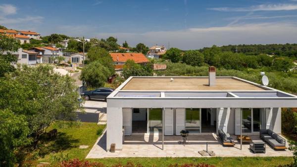Na zdjęciu widoczny jest obiekt Ferienhaus für 4 Personen und 2 Kinder in Vintijan, Istrien położony w mieście Vintijan.