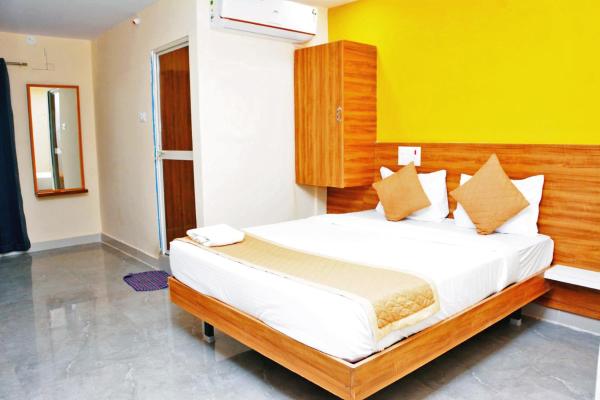 Na foto é possível ver o objeto Udupi Deluxe Lodge Gulbarga localizado na cidade de Bandanwāda.