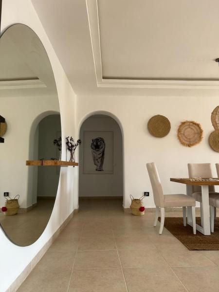 A la foto es mostra l'objecte Almina house situat a la ciutat de Haraka.