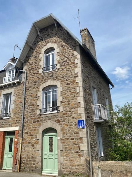La photo montre l'objet T1 bis à la décoration soignée situé dans la ville de Noyal.