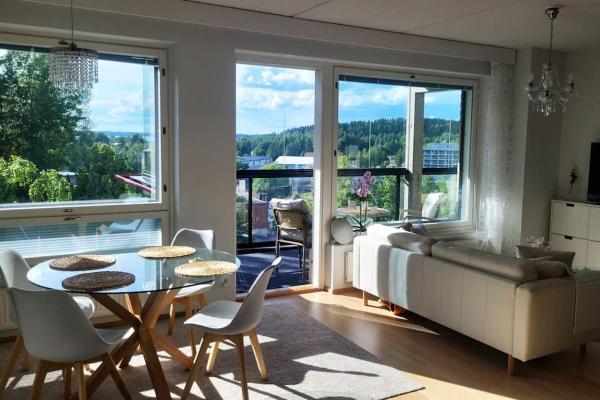 A la foto es mostra l'objecte Ylellinen saunallinen kolmio järvinäkymällä situat a la ciutat de Mukkula.