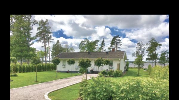 På billedet ses objektet Beautiful lake house with first class view ! beliggende i byen Hölminge.