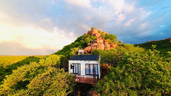 Op de foto is het object Makgobelo Lodge -The White House - Solar powered te zien, gelegen in de stad Ga-Marishane.