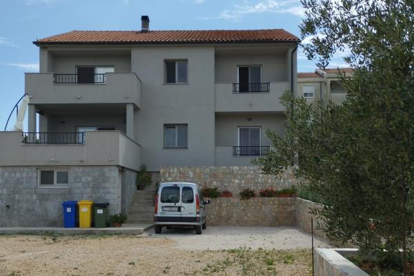 A la foto es mostra l'objecte Apartments with parking space Tkon, Pasman - 19127 situat a la ciutat de Tkon.