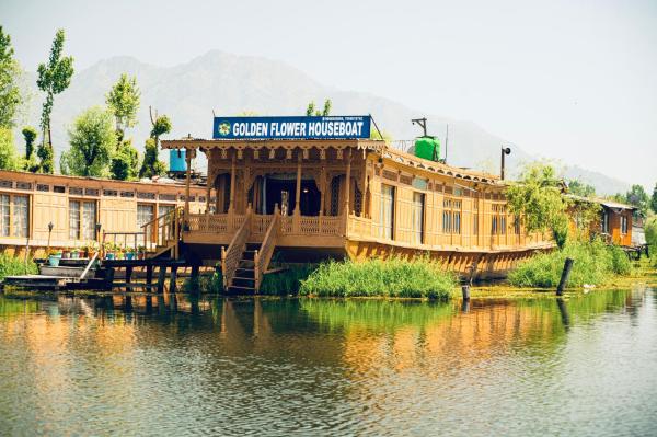 A la foto es mostra l'objecte Golden Flower Heritage Houseboats situat a la ciutat de Srinagar.