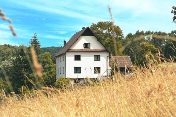 Na zdjęciu widoczny jest obiekt Agroturystyka ''Na Polanie'' położony w mieście Rajcza.
