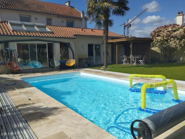 A la foto es mostra l'objecte Grande maison familiale avec piscine couverte chauffée à 15 min du centre de Nantes situat a la ciutat de Vertou.