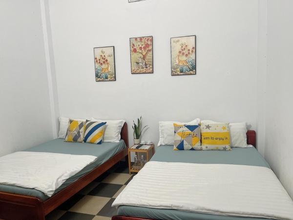 The photo shows the Hiệp Đạt Motel located in the city of Kon Rơbang.