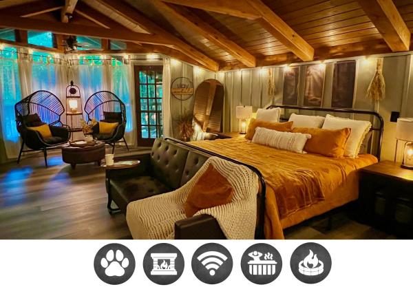 A la foto es mostra l'objecte Light'n Bug Bungalow cabin situat a la ciutat de Townsend.