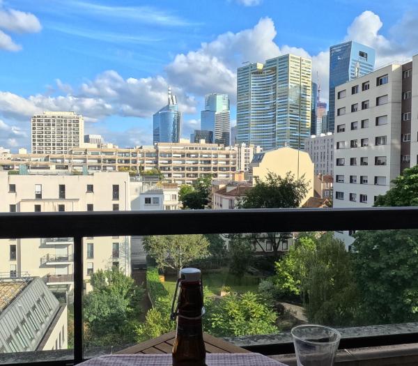 Στη φωτογραφία φαίνεται το αντικείμενο Superbe appartement Paris Courbevoie La Défense που βρίσκεται στην πόλη Κουρμπεβουά.