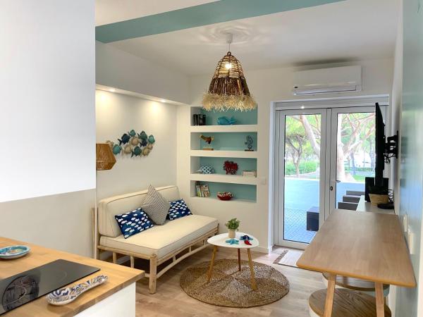 写真にはRoja- Pé市にあるBnB Homes Falésia Beach cozy Apartment with terrace & 2 Swimming Poolsが写っています。