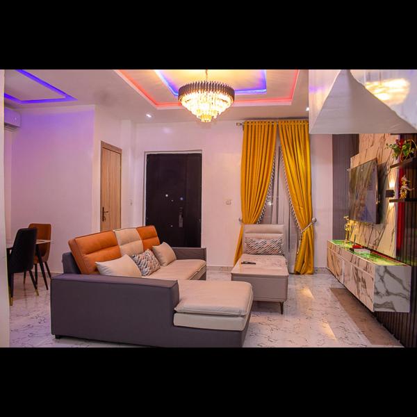 照片显示了位于Ibeju市的Luxe Court Apartment物件。