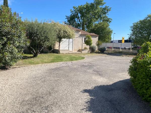A la foto es mostra l'objecte Bienvenue en provence situat a la ciutat de Orange.