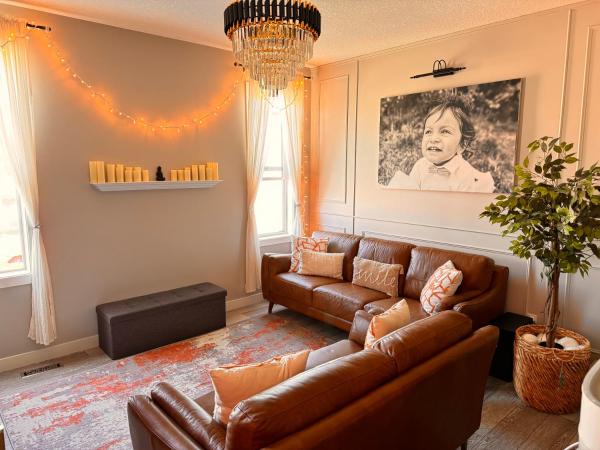 写真にはカルガリー市にあるZ FamilyHome Suites & Apartmentsが写っています。