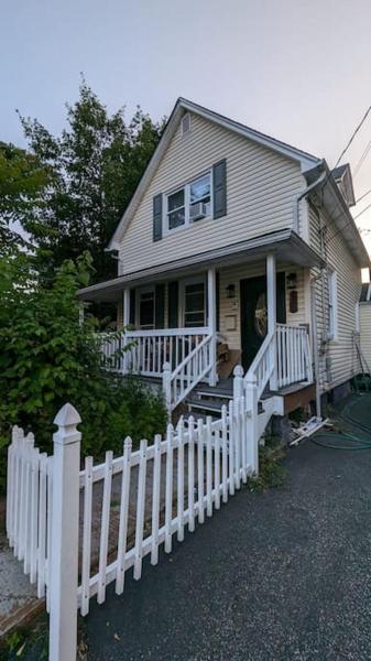 A la foto es mostra l'objecte Stunning 4BR home close to NYC situat a la ciutat de Teaneck.