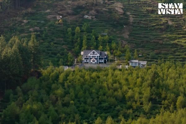 A la foto es mostra l'objecte StayVista at Teer Bangla 3BHK Elegant Villa on Hilltop with WiFi, Heater, Bonfire situat a la ciutat de Rohru.
