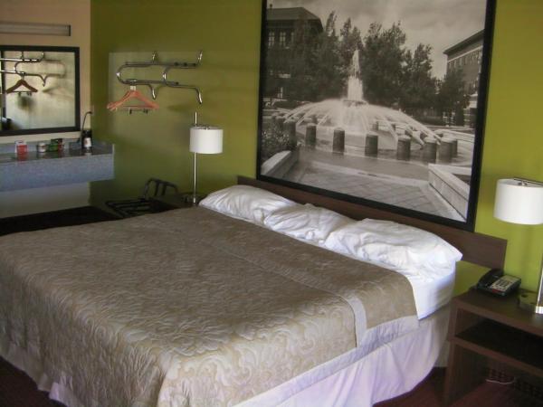 Bild 7: Super 8 by Wyndham Lafayette