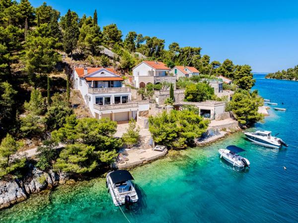 Na zdjęciu widoczny jest obiekt Villa Dupin Oceanfront with boat dock położony w mieście Bobovišća.