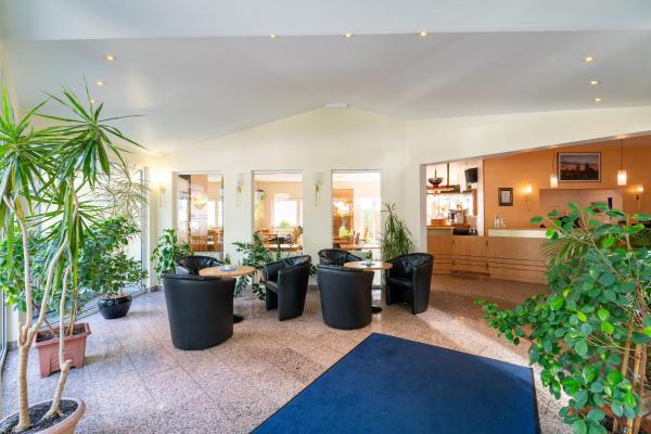 На фото показан объект Airport Business Hotel Köln, расположенный в городе Кёльн.